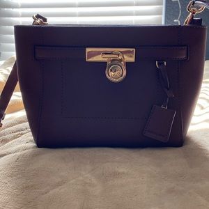 MICHAEL KORS HAMILTON TRAVELER PLUM MINI MESSENGER